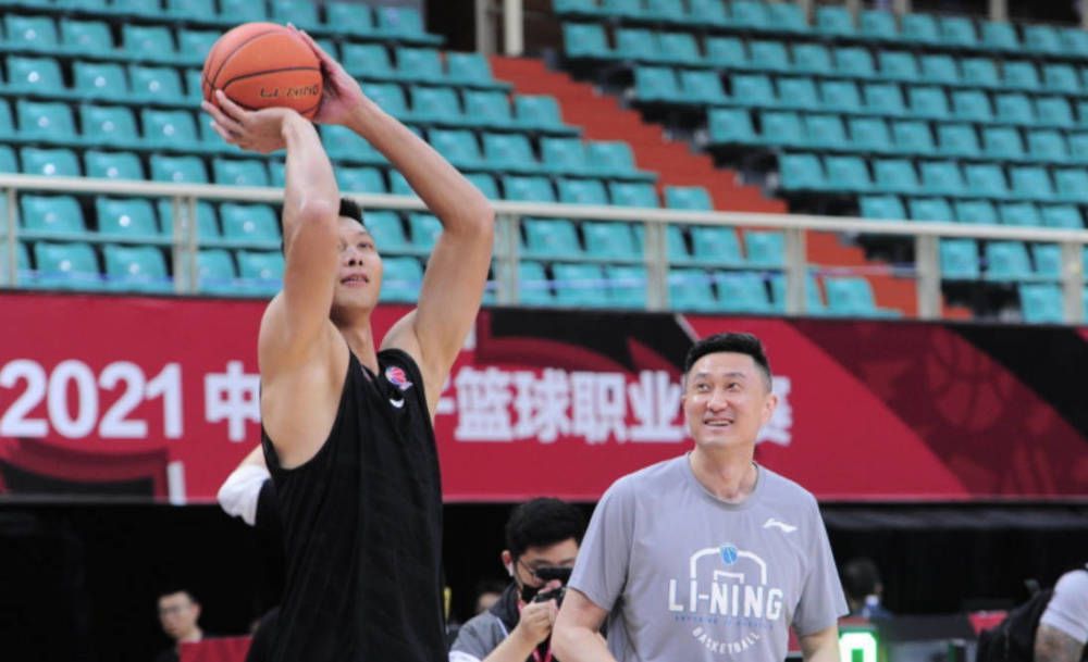 一向以;贱萌兔子形象示人的他，此次为恢复人形，意外与麦当相识，上演了一场啼笑皆非的;寻宝之旅