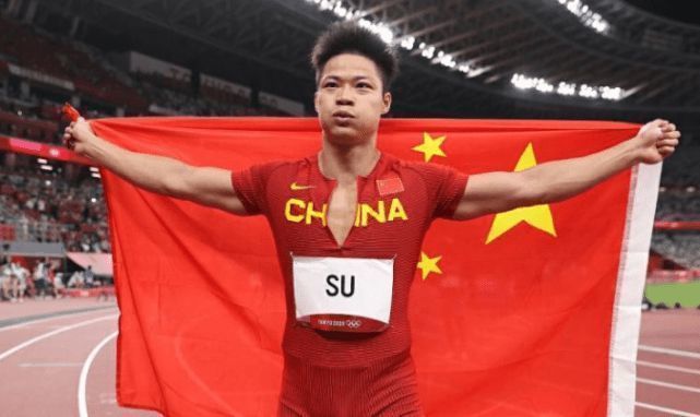 别墅物业的几个保安赶了过来，对他们说：你们几个，麻烦带着你们这些东西，尽快搬出我们的别墅区，不要在这里影响我们别墅区的面貌。